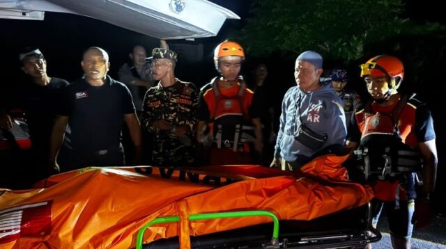 Tim SAR evakuasi jenazah tanpa identitas di Pantai Savaya