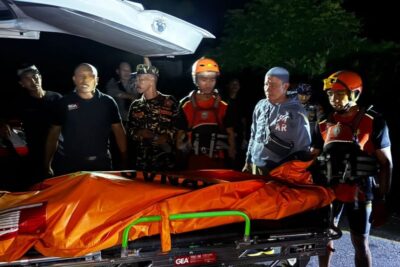 Tim SAR evakuasi jenazah tanpa identitas di Pantai Savaya