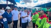 Bupati Serahkan Paket Sembako Kepada Petugas Kebersihan