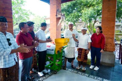Wabup Badung Serahkan Mesin Pencacah dan Bag Komposter di Sempidi