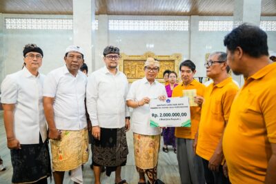 Salurkan Bansos Hari Raya Waisak Untuk Umat Buddha, Badung Gaungkan Moderasi Beragama