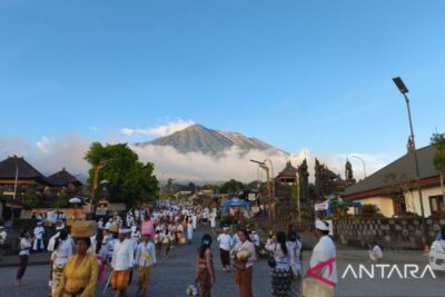 Peran Pura Besakih mengimplementasi kebijakan lewat upacara keagamaan