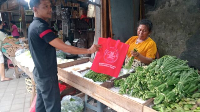 Perumda Pasar Argha Nayottama Tegaskan Komitmen Jaga Kebersihan dan Kurangi Plastik Sekali Pakai