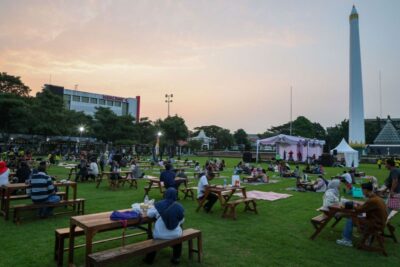 Senja, cangkrukan, dan ingatan kota