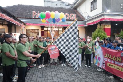 Wawali Arya Wibawa Lepas Jalan Sehat Serangkaian HUT ke-26 SMK PGRI 4 Denpasar