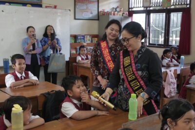 Sapa Siswa-siswi SD 9 Kesiman, Ny Antari Jaya Negara Sampaikan Literasi Soal Pemilahan Sampah