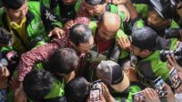 Nadiem Makarim peluk dan rangkul sopir ojol usai dituntut 18 tahun bui