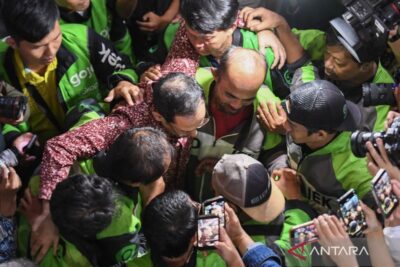 Nadiem Makarim peluk dan rangkul sopir ojol usai dituntut 18 tahun bui