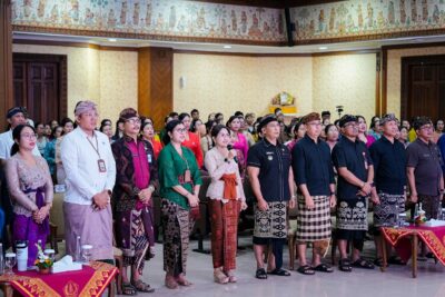 Pemerintah Kabupaten Badung berkomitmen mengurangi residu sampah melalui pemberdayaan masyarakat dengan melibatkan Tim Penggerak (TP) PKK sebagai motor penggerak di tingkat keluarga. Komitmen tersebut diwujudkan melalui Sosialisasi Badung Peduli Residu dan Optimalisasi Bank Sampah Mangu Srikandi di Ruang Kertha Gosana, Puspem Badung, Kamis (04/06/2026). Kegiatan ini sekaligus memperingati Hari Lingkungan Hidup Sedunia 2026 yang mengusung tema “Saatnya Bekerja untuk Iklim”. Pada kesempatan tersebut, Nyonya Rasniathi Adi Arnawa menyerahkan secara simbolis 600 paket popok kain dan pembalut pakai ulang ramah lingkungan kepada TP. PKK Kecamatan se-Kabupaten Badung serta enam perwakilan sekolah. Penyerahan ini menjadi bentuk edukasi nyata untuk mengkampanyekan pengurangan sampah residu rumah tangga. Seusai acara, Ketua TP. PKK Badung menyampaikan bahwa sosialisasi ini bertujuan agar masyarakat peduli terhadap sampah residu yang sulit terurai dan mengancam lingkungan. Ia berharap masyarakat beralih dari produk sekali pakai ke produk ramah lingkungan. “Ini bukan semata-mata untuk masalah kebersihan saja, tetapi kita menjaga bagaimana alam dan bumi yang kita cinta ini bersih dari sampah. Kalau kita pikirkan mungkin itu akan kelihatan suli, karena harus mencuci popok dan pembalut yang ramah lingkungan ini, kenapa juga itu mencuci jadikan pekerjaan yang sulit sedangkan selama ini pakaian dalam kita, kita cuci sendiri. Nah apa bedanya dengan pembalut atau popok ini, saya kira kalau ini sudah kesadaran masyarakat untuk ikut menjaga lingkungan dan bumi kita, ini tidak akan sulit,” ujarnya Nyonya Rasniathi Adi Arnawa, yang juga menjabat sebagai Duta Pengelolaan Sampah Berbasis Sumber Kabupaten Badung, menegaskan akan terus menggulirkan gerakan Badung Peduli Residu. Ia meminta seluruh kader PKK di Kabupaten Badung aktif mensosialisasikan gerakan ini demi mengajak warga lebih bijak mengelola produk berpotensi sampah residu. “Kita sering turun ke masyarakat untuk mensosialisasifikasi gerakan ini dan saya pun akan sering-sering turun ke masyarakat mungkin melalui Banjar, Desa, Kelurahan, Kecamatan juga dan saya berharap juga jajaran PKK, Posyandu dan semua organisasi yang saya koordinir, mulai dari anggotanya, pengurusnya dan semua juga lapisan masyarakat untuk ikut mensosialisasikan,” ucapnya. Sementara itu, Dinas Lingkungan Hidup dan Kebersihan (DLHK) Kabupaten Badung, Made Rai Warastuthi, melaporkan bahwa berkat dukungan semua pihak, capaian pemilahan sampah di Badung saat ini menyentuh angka 72 persen. Adapun pengurangan sampah yang masuk ke Tempat Pembuangan Akhir (TPA) telah mencapai sekitar 33 persen. Meski begitu, tantangan sampah residu yang belum termanfaatkan optimal masih membayangi. “Untuk itu, melalui Program Badung Peduli Residu, kita terus mendorong perubahan perilaku masyarakat agar semakin bijak dalam memilih, menggunakan, dan mengelola produk sehari-hari sehingga residu yang dihasilkan dapat ditekan semaksimal mungkin. Selain itu, tujuan kegiatan ini untuk Mengoptimalkan peran Bank Sampah Mangu Srikandi sebagai sarana edukasi dan penguatan ekonomi sirkular masyarakat dan Memperkuat peran Tim Penggerak PKK sebagai agen perubahan dalam membangun budaya pengurangan sampah dan residu sejak dari rumah tangga,” jelasnya. Kegiatan ini dihadiri dan diikuti oleh Pusat Pengendalian Lingkungan Hidup Bali dan Nusa Tenggara, Kementerian LH/BPH R.I, Dinas Kehutanan dan Lingkungan Hidup Provinsi Bali, Kepala OPD di lingkungan Pemkab Badung, para Camat se-Badung, Organisasi Kewanitaan di lingkungan Pemkab Badung, TP PKK Kecamatan, Kelurahan, dan Desa se-Kabupaten Badung, Forum Tanggung Jawab Sosial Perusahaan (TJSP/CSR) Kabupaten Badung, Siswa-Siswi SMA dan SMP, serta unsur pelaku usaha di Kabupaten Badung.