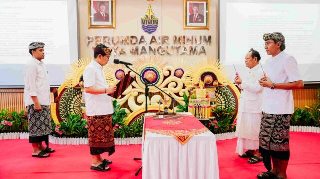 Lantik Direktur Umum Perumda Air Minum Tirta Mangutama 2026-2031