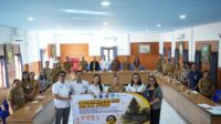 Upaya memperkuat pencegahan dan penanganan kasus perundungan di lingkungan sekolah terus dilakukan di Kabupaten Buleleng. Menindaklanjuti hal tersebut, Sekolah Tinggi Ilmu Kesehatan (STIKes) Buleleng bersama Dinas Pendidikan, Pemuda, dan Olahraga (Disdikpora) Kabupaten Buleleng menggelar sosialisasi sistem rujukan pelaporan kasus perundungan serta pemutakhiran Standar Operasional Prosedur (SOP) penanganan perundungan di Aula 2 STIKes Buleleng, Senin (15/6). Kegiatan yang merupakan tindak lanjut Perjanjian Kerja Sama (PKS) antara Disdikpora Buleleng dan STIKes Buleleng tersebut dibuka oleh Sekretaris Dinas Pendidikan, Pemuda, dan Olahraga Kabupaten Buleleng, Luh Putu Adi Ariwati. Sejumlah pemangku kepentingan dari berbagai sektor turut hadir sebagai bagian dari penguatan kolaborasi pentahelix dalam menciptakan lingkungan pendidikan yang aman, nyaman, dan inklusif. Dalam sambutannya, Adi Ariwati menegaskan bahwa pencegahan dan penanganan perundungan memerlukan keterlibatan seluruh pihak, tidak hanya sekolah dan pemerintah. “Sekolah harus menjadi ruang yang aman dan nyaman bagi tumbuh kembang anak. Karena itu, sinergi lintas sektor menjadi kunci agar setiap kasus dapat ditangani secara tepat sekaligus mencegah terjadinya perundungan di lingkungan pendidikan,” ujarnya. Fokus kegiatan diarahkan pada penyamaan persepsi terkait mekanisme penanganan kasus perundungan di satuan pendidikan SD dan SMP, termasuk pemutakhiran SOP serta penguatan sistem rujukan hotline melalui aplikasi SIAP (Sistem Informasi Anti Perundungan). Melalui penyamaan persepsi ini, sekolah diharapkan memiliki pedoman yang jelas dalam menangani kasus secara internal sekaligus memahami alur rujukan ketika kasus membutuhkan penanganan lintas sektor. Sementara itu, Narasumber yang sekaligus Pengembang aplikasi SIAP, Ns. Made Bayu Oka Widiarta, S.Kep., M.Kep, didampingi Ir. Gede Arna Jude Saskara, ST, MT mengatakan pendekatan pentahelix menjadi landasan utama dalam pengembangan sistem tersebut. “Perundungan merupakan tanggung jawab bersama. Karena itu, SIAP dirancang dengan pendekatan pentahelix agar penanganan kasus dapat dilakukan secara terpadu oleh seluruh pihak terkait,” ujar Bayu Oka. Ia menjelaskan, sistem rujukan yang terintegrasi memungkinkan setiap pihak menjalankan peran dan kewenangannya secara jelas. Dengan mekanisme tersebut, kasus-kasus yang memerlukan penanganan khusus dapat segera ditindaklanjuti oleh instansi terkait secara cepat, tepat, dan ramah anak. Apabila ditemukan kasus perundungan kategori berat yang tidak dapat ditangani di lingkungan sekolah, mekanisme rujukan dapat segera diaktifkan sehingga lintas sektor terkait dapat memberikan intervensi yang responsif serta berkepastian hukum. Melalui penguatan komitmen bersama antara pemerintah daerah, akademisi, tenaga kesehatan, aparat penegak hukum, media, dan masyarakat, STIKes Buleleng bersama Pemerintah Kabupaten Buleleng berharap sistem rujukan terintegrasi berbasis aplikasi SIAP mampu meningkatkan efektivitas penanganan kasus perundungan sekaligus memperkuat perlindungan anak di lingkungan pendidikan. Kolaborasi pentahelix tersebut diharapkan menjadi langkah konkret dalam mewujudkan ekosistem pendidikan yang aman, sehat, dan menyenangkan bagi generasi muda di Kabupaten Buleleng