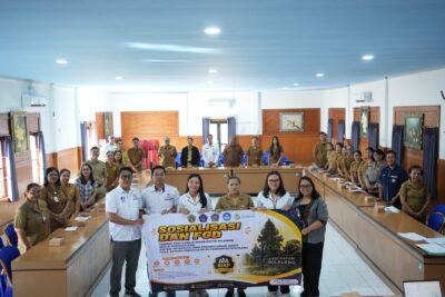 Upaya memperkuat pencegahan dan penanganan kasus perundungan di lingkungan sekolah terus dilakukan di Kabupaten Buleleng. Menindaklanjuti hal tersebut, Sekolah Tinggi Ilmu Kesehatan (STIKes) Buleleng bersama Dinas Pendidikan, Pemuda, dan Olahraga (Disdikpora) Kabupaten Buleleng menggelar sosialisasi sistem rujukan pelaporan kasus perundungan serta pemutakhiran Standar Operasional Prosedur (SOP) penanganan perundungan di Aula 2 STIKes Buleleng, Senin (15/6). Kegiatan yang merupakan tindak lanjut Perjanjian Kerja Sama (PKS) antara Disdikpora Buleleng dan STIKes Buleleng tersebut dibuka oleh Sekretaris Dinas Pendidikan, Pemuda, dan Olahraga Kabupaten Buleleng, Luh Putu Adi Ariwati. Sejumlah pemangku kepentingan dari berbagai sektor turut hadir sebagai bagian dari penguatan kolaborasi pentahelix dalam menciptakan lingkungan pendidikan yang aman, nyaman, dan inklusif. Dalam sambutannya, Adi Ariwati menegaskan bahwa pencegahan dan penanganan perundungan memerlukan keterlibatan seluruh pihak, tidak hanya sekolah dan pemerintah. “Sekolah harus menjadi ruang yang aman dan nyaman bagi tumbuh kembang anak. Karena itu, sinergi lintas sektor menjadi kunci agar setiap kasus dapat ditangani secara tepat sekaligus mencegah terjadinya perundungan di lingkungan pendidikan,” ujarnya. Fokus kegiatan diarahkan pada penyamaan persepsi terkait mekanisme penanganan kasus perundungan di satuan pendidikan SD dan SMP, termasuk pemutakhiran SOP serta penguatan sistem rujukan hotline melalui aplikasi SIAP (Sistem Informasi Anti Perundungan). Melalui penyamaan persepsi ini, sekolah diharapkan memiliki pedoman yang jelas dalam menangani kasus secara internal sekaligus memahami alur rujukan ketika kasus membutuhkan penanganan lintas sektor. Sementara itu, Narasumber yang sekaligus Pengembang aplikasi SIAP, Ns. Made Bayu Oka Widiarta, S.Kep., M.Kep, didampingi Ir. Gede Arna Jude Saskara, ST, MT mengatakan pendekatan pentahelix menjadi landasan utama dalam pengembangan sistem tersebut. “Perundungan merupakan tanggung jawab bersama. Karena itu, SIAP dirancang dengan pendekatan pentahelix agar penanganan kasus dapat dilakukan secara terpadu oleh seluruh pihak terkait,” ujar Bayu Oka. Ia menjelaskan, sistem rujukan yang terintegrasi memungkinkan setiap pihak menjalankan peran dan kewenangannya secara jelas. Dengan mekanisme tersebut, kasus-kasus yang memerlukan penanganan khusus dapat segera ditindaklanjuti oleh instansi terkait secara cepat, tepat, dan ramah anak. Apabila ditemukan kasus perundungan kategori berat yang tidak dapat ditangani di lingkungan sekolah, mekanisme rujukan dapat segera diaktifkan sehingga lintas sektor terkait dapat memberikan intervensi yang responsif serta berkepastian hukum. Melalui penguatan komitmen bersama antara pemerintah daerah, akademisi, tenaga kesehatan, aparat penegak hukum, media, dan masyarakat, STIKes Buleleng bersama Pemerintah Kabupaten Buleleng berharap sistem rujukan terintegrasi berbasis aplikasi SIAP mampu meningkatkan efektivitas penanganan kasus perundungan sekaligus memperkuat perlindungan anak di lingkungan pendidikan. Kolaborasi pentahelix tersebut diharapkan menjadi langkah konkret dalam mewujudkan ekosistem pendidikan yang aman, sehat, dan menyenangkan bagi generasi muda di Kabupaten Buleleng