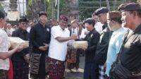 Jelang Galungan dan Kuningan, PHDI dan Bakesbangpol Kota Denpasar Bagikan 300 Paket Daging Babi