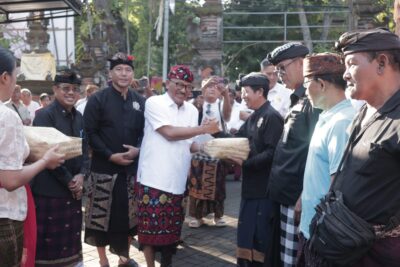 Jelang Galungan dan Kuningan, PHDI dan Bakesbangpol Kota Denpasar Bagikan 300 Paket Daging Babi