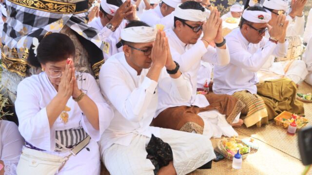 Wali Kota Jaya Negara Hadiri Bhakti Pujawali di Pura Sakenan