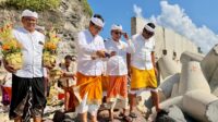 1783415916 Bupati Badung Ikuti Prosesi Mulang Pekelem Pada Puncak Karya di Pura Luhur Uluwatu