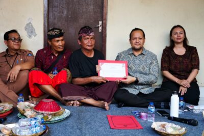 Wabup Bagus Alit Sucipta Serahkan Penghargaan Tertib Administrasi Akta Kematian di Abiansemal
