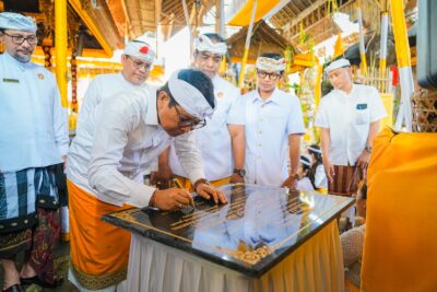 Bupati Tandatangani Prasasti Karya Ngenteg Linggih Pura Dalem Desa Adat Ambengan