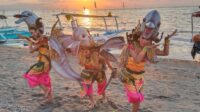 47_alasan-kuat-tari-nelayan-massal-jadi-pembuka-lovina-festival-2026-ini-penjelasan-kadisbudpar-buleleng-i-nyoman-wisandika_2026-07-25-16-00-21 Pembukaan Lovina Festival 2026 menyedot perhatian ribuan pasang mata, baik wisatawan domestik maupun mancanegara. Di balik kemegahan panggung pembukaan yang sarat nuansa bahari, pemilihan Tari Nelayan Massal sebagai suguhan utama ternyata menyimpan filosofi mendalam. Kepala Dinas Kebudayaan dan Pariwisata (Disbudpar) Kabupaten Buleleng, Drs. I Nyoman Wisandika, membeberkan alasan kuat di balik keputusan menampilkan tarian kolosal tersebut pada upacara pembukaan. Menurutnya, pementasan secara massal ini bukan sekadar pertunjukan estetika semata, melainkan manifestasi dari jiwa masyarakat pesisir Bali Utara. "Kami sengaja mengangkat Tari Nelayan Massal sebagai salah satu suguhan utama di hari pembukaan Lovina Festival 2026 karena tarian ini memiliki filosofi yang sangat kuat dengan identitas asli masyarakat pesisir Lovina. Tarian ini bukan sekadar hiburan estetik, tetapi sebuah refleksi nyata atas denyut kehidupan, semangat gotong royong, serta keseharian nelayan lokal kita yang hidup berdampingan secara harmonis dengan laut," ujar I Nyoman Wisandika saat dikonfirmasi Sabtu,(25/7). Wisandika menjelaskan,,pementasan tersebut sangat selaras dengan tema besar yang diusung pada penyelenggaraan Lovina Festival tahun ini, yakni "Theatre of Dolphins". Unsur bahari dan kehidupan masyarakat pesisir sengaja diletakkan sebagai roh utama festival guna memperkuat karakter kawasan wisata Pantai Lovina.”Dengan melibatkan 165 penari secara massal yang dipusatkan di kawasan pesisir ikonik, pihaknya ingin langsung menyampaikan pesan budaya yang autentik, megah, sekaligus membanggakan kepada dunia internasional. Selain itu Tari Nelayan penciptanya dari Buleleng yaitu Desa Kedis, Kecamatan Busungbiu bernama Ketut Merdana” Melalui momentum ini, Disbudpar Buleleng berharap para wisatawan asing maupun domestik dapat melihat bahwa sektor pariwisata di kawasan Lovina tidak hanya menjual keindahan alam dan atraksi lumba-lumba saja. Lebih dari itu, pariwisata Buleleng dibangun di atas fondasi yang berakar kuat pada pelestarian tradisi dan kearifan lokal masyarakatnya (quality tourism). Kesiapan pementasan kolosal ini tidak lepas dari kerja keras para pengisi acara, salah satunya dari Sanggar Seni Shanti Budaya. Pembina Sanggar Seni Shanti Budaya, Ida Ayu Ketut Widya Utami, mengungkapkan bahwa persiapan penampilan Tari Nelayan Massal dilakukan secara intensif selama dua minggu sejak jadwal pementasan diumumkan secara resmi. Meski waktu yang tersedia relatif singkat, pihaknya segera mengoordinasikan para penari dan menyusun jadwal latihan agar seluruh peserta dapat tampil maksimal. Menurut Widya Utami, proses persiapan tidak hanya berfokus pada latihan koreografi, tetapi juga diawali dengan pemilihan personel karena para anggota sanggar berasal dari berbagai wilayah sehingga penyesuaian jadwal menjadi tantangan tersendiri. Setelah seluruh penari terkumpul, latihan rutin dilaksanakan hingga menjelang hari pementasan. Dalam perhelatan ini, Sanggar Seni Shanti Budaya mengirimkan sebanyak 30 penari untuk ambil bagian dalam Tari Nelayan Massal. Para peserta berasal dari berbagai jenjang pendidikan, mulai dari tingkat Sekolah Dasar (SD), Sekolah Menengah Pertama (SMP), hingga Sekolah Menengah Atas (SMA), yang dibina secara berkesinambungan di sanggar tersebut. Widya Utami menilai keikutsertaan dalam Lovina Festival merupakan kesempatan yang sangat berharga bagi para penari muda untuk menampilkan kemampuan sekaligus menjadi bagian dari upaya pelestarian dan promosi seni budaya Buleleng di kawasan wisata Lovina. Partisipasi generasi muda ini diharapkan mampu memperkuat eksistensi seni tradisi di tengah masyarakat sekaligus mendukung daya tarik festival sebagai agenda pariwisata unggulan Kabupaten Buleleng.