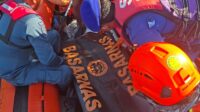 52a547f7-cd14-4bf9-bb93-783b370cadb9 Basarnas evakuasi jenazah ABK hilang di Pantai Pasir Putih Buleleng