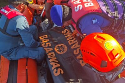 Basarnas evakuasi jenazah ABK hilang di Pantai Pasir Putih Buleleng