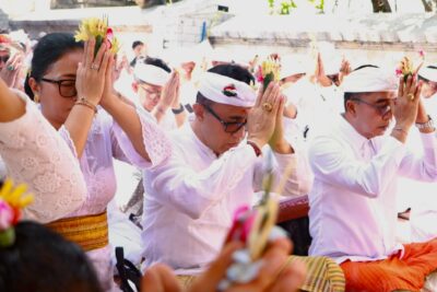 Wali Kota Jaya Negara Ngaturang Bhakti Penyineban di Pura Luhur Uluwatu