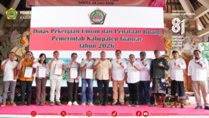 Tanda Tangani Kontrak Perbaikan Jalan, Bupati Mahayastra Targetkan Seluruh Jalan Kabupaten Gianyar Tuntas dalam 3 Tahun