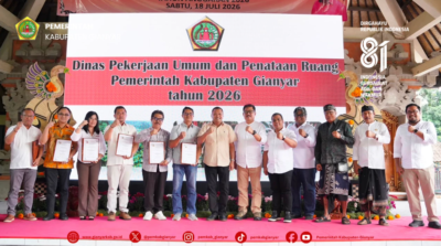 Tanda Tangani Kontrak Perbaikan Jalan, Bupati Mahayastra Targetkan Seluruh Jalan Kabupaten Gianyar Tuntas dalam 3 Tahun