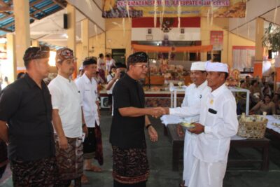 Bupati Sutjidra Hadiri Ngaben Massal di Desa Kalianget, Apresiasi Pelestarian Adat dan Budaya Bali