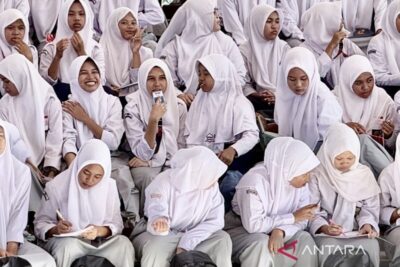 Nyaris putus sekolah, Anna kini mengejar bangku kuliah