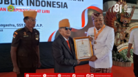 Bupati Mahayastra Terima Penghargaan Bintang LVRI