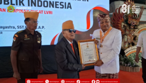 Bupati Mahayastra Terima Penghargaan Bintang LVRI