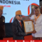 Bupati Mahayastra Terima Penghargaan Bintang LVRI