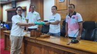 WhatsApp Image 2026-08-02 at 18.51.43 Mangupura,LenteraEsai.id--Dr. I Gede Surya Kurniawan, S.STP., M.Si terpilih secara aklamasi dalam Musyawarah Kabupaten (Muskab) Persatuan Panahan Indonesia (Perpani) Kabupaten Badung Sabtu, 1 Agustus 2026 sebagai ketua baru periode 2026–2030.. Muskab Perpani Badung berlangsung di Ruang rapat Gosana II, Gedung DPRD Badung. Surya langsung dihadapkan pada misi besar mengembalikan dominasi Badung di ajang Porprov Bali 2027. Muskab tidak hanya menjadi forum pergantian kepemimpinan, tetapi juga momentum mengevaluasi capaian organisasi sekaligus menyusun strategi pembinaan atlet menuju pesta olahraga provinsi yang akan digelar di Kabupaten Buleleng. Hadir dalam kegiatan tersebut Wakil Ketua III KONI Badung I Wayan Sukerta mewakili Ketua Umum KONI Badung, Wakil Ketua II Bidang Prestasi Pengprov Perpani Bali I Ketut Teneng, jajaran pengurus Perpani Badung, perwakilan klub panahan, serta pengurus KONI Badung. Dalam sambutan Ketua Umum KONI Badung yang dibacakan I Wayan Sukerta, ditegaskan bahwa kepengurusan baru harus mampu menjadikan hasil evaluasi sebagai pijakan untuk meningkatkan kualitas pembinaan atlet. Menurutnya, target Perpani Badung tidak cukup hanya mengirim atlet ke Porprov, tetapi wajib menghadirkan atlet-atlet yang siap bersaing memperebutkan medali emas. Apalagi pada Porprov Bali 2025 lalu Badung harus puas finis di posisi kedua dengan raihan empat medali emas, sembilan perak, dan lima perunggu. "Target kami jelas, Perpani Badung harus kembali memburu gelar juara umum. Atlet yang diturunkan harus benar-benar siap bertanding dan mampu menghasilkan medali emas," tegasnya. Senada dengan itu, Wakil Ketua II Bidang Prestasi Pengprov Perpani Bali I Ketut Teneng menilai fondasi prestasi panahan Badung sudah cukup baik. Namun, ia mengingatkan masih banyak pekerjaan rumah untuk mengembalikan posisi Badung sebagai kekuatan utama panahan Bali. Dalam waktu dekat, kata Teneng, atlet Badung akan menghadapi Kejuaraan Provinsi dan Kejuaraan Nasional Panahan Senior yang menjadi ajang penting mengukur kualitas sekaligus mematangkan persiapan menuju Porprov. Usai sidang pertanggungjawaban pengurus sebelumnya, tujuh klub panahan yang memiliki hak suara, yakni SAC, BCA, MGA, Bintang Berlian, MAB, Arsa, dan Gandawa, secara bulat menerima laporan kepengurusan lama sekaligus menetapkan I Gede Surya Kurniawan sebagai Ketua Perpani Badung periode 2026–2030 melalui mekanisme aklamasi. Surya menegaskan kepengurusan yang akan dibentuk segera difokuskan pada percepatan program pembinaan atlet. Ia bersama tim formatur yang melibatkan unsur Pengprov, pengurus sebelumnya, dan perwakilan klub akan menyusun struktur organisasi agar program persiapan Porprov dapat langsung berjalan. Sekretaris DPRD Badung itu mengakui waktu menuju Porprov Bali 2027 sudah semakin singkat. Karena itu, ia mengajak seluruh pengurus, pelatih, atlet, hingga orang tua atlet bersatu membangun ekosistem pembinaan yang solid. "Fokus utama kami adalah meningkatkan prestasi atlet. Waktu menuju Porprov sangat terbatas sehingga seluruh elemen harus bergerak bersama agar Badung kembali menjadi kekuatan utama panahan Bali," ujarnya. Dengan kepemimpinan baru dan target yang dipasang cukup tinggi, Perpani Badung kini memasuki fase pembuktian. Ukuran keberhasilan tidak lagi sebatas sukses menggelar organisasi, melainkan mampu mengantarkan panahan Badung kembali berdiri di podium tertinggi Porprov Bali 2027.