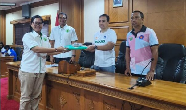 Mangupura,LenteraEsai.id--Dr. I Gede Surya Kurniawan, S.STP., M.Si terpilih secara aklamasi dalam Musyawarah Kabupaten (Muskab) Persatuan Panahan Indonesia (Perpani) Kabupaten Badung Sabtu, 1 Agustus 2026 sebagai ketua baru periode 2026–2030.. Muskab Perpani Badung berlangsung di Ruang rapat Gosana II, Gedung DPRD Badung. Surya langsung dihadapkan pada misi besar mengembalikan dominasi Badung di ajang Porprov Bali 2027. Muskab tidak hanya menjadi forum pergantian kepemimpinan, tetapi juga momentum mengevaluasi capaian organisasi sekaligus menyusun strategi pembinaan atlet menuju pesta olahraga provinsi yang akan digelar di Kabupaten Buleleng. Hadir dalam kegiatan tersebut Wakil Ketua III KONI Badung I Wayan Sukerta mewakili Ketua Umum KONI Badung, Wakil Ketua II Bidang Prestasi Pengprov Perpani Bali I Ketut Teneng, jajaran pengurus Perpani Badung, perwakilan klub panahan, serta pengurus KONI Badung. Dalam sambutan Ketua Umum KONI Badung yang dibacakan I Wayan Sukerta, ditegaskan bahwa kepengurusan baru harus mampu menjadikan hasil evaluasi sebagai pijakan untuk meningkatkan kualitas pembinaan atlet. Menurutnya, target Perpani Badung tidak cukup hanya mengirim atlet ke Porprov, tetapi wajib menghadirkan atlet-atlet yang siap bersaing memperebutkan medali emas. Apalagi pada Porprov Bali 2025 lalu Badung harus puas finis di posisi kedua dengan raihan empat medali emas, sembilan perak, dan lima perunggu. "Target kami jelas, Perpani Badung harus kembali memburu gelar juara umum. Atlet yang diturunkan harus benar-benar siap bertanding dan mampu menghasilkan medali emas," tegasnya. Senada dengan itu, Wakil Ketua II Bidang Prestasi Pengprov Perpani Bali I Ketut Teneng menilai fondasi prestasi panahan Badung sudah cukup baik. Namun, ia mengingatkan masih banyak pekerjaan rumah untuk mengembalikan posisi Badung sebagai kekuatan utama panahan Bali. Dalam waktu dekat, kata Teneng, atlet Badung akan menghadapi Kejuaraan Provinsi dan Kejuaraan Nasional Panahan Senior yang menjadi ajang penting mengukur kualitas sekaligus mematangkan persiapan menuju Porprov. Usai sidang pertanggungjawaban pengurus sebelumnya, tujuh klub panahan yang memiliki hak suara, yakni SAC, BCA, MGA, Bintang Berlian, MAB, Arsa, dan Gandawa, secara bulat menerima laporan kepengurusan lama sekaligus menetapkan I Gede Surya Kurniawan sebagai Ketua Perpani Badung periode 2026–2030 melalui mekanisme aklamasi. Surya menegaskan kepengurusan yang akan dibentuk segera difokuskan pada percepatan program pembinaan atlet. Ia bersama tim formatur yang melibatkan unsur Pengprov, pengurus sebelumnya, dan perwakilan klub akan menyusun struktur organisasi agar program persiapan Porprov dapat langsung berjalan. Sekretaris DPRD Badung itu mengakui waktu menuju Porprov Bali 2027 sudah semakin singkat. Karena itu, ia mengajak seluruh pengurus, pelatih, atlet, hingga orang tua atlet bersatu membangun ekosistem pembinaan yang solid. "Fokus utama kami adalah meningkatkan prestasi atlet. Waktu menuju Porprov sangat terbatas sehingga seluruh elemen harus bergerak bersama agar Badung kembali menjadi kekuatan utama panahan Bali," ujarnya. Dengan kepemimpinan baru dan target yang dipasang cukup tinggi, Perpani Badung kini memasuki fase pembuktian. Ukuran keberhasilan tidak lagi sebatas sukses menggelar organisasi, melainkan mampu mengantarkan panahan Badung kembali berdiri di podium tertinggi Porprov Bali 2027.