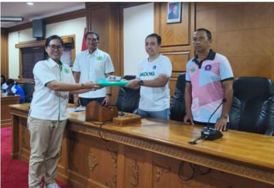 Mangupura,LenteraEsai.id--Dr. I Gede Surya Kurniawan, S.STP., M.Si terpilih secara aklamasi dalam Musyawarah Kabupaten (Muskab) Persatuan Panahan Indonesia (Perpani) Kabupaten Badung Sabtu, 1 Agustus 2026 sebagai ketua baru periode 2026–2030.. Muskab Perpani Badung berlangsung di Ruang rapat Gosana II, Gedung DPRD Badung. Surya langsung dihadapkan pada misi besar mengembalikan dominasi Badung di ajang Porprov Bali 2027. Muskab tidak hanya menjadi forum pergantian kepemimpinan, tetapi juga momentum mengevaluasi capaian organisasi sekaligus menyusun strategi pembinaan atlet menuju pesta olahraga provinsi yang akan digelar di Kabupaten Buleleng. Hadir dalam kegiatan tersebut Wakil Ketua III KONI Badung I Wayan Sukerta mewakili Ketua Umum KONI Badung, Wakil Ketua II Bidang Prestasi Pengprov Perpani Bali I Ketut Teneng, jajaran pengurus Perpani Badung, perwakilan klub panahan, serta pengurus KONI Badung. Dalam sambutan Ketua Umum KONI Badung yang dibacakan I Wayan Sukerta, ditegaskan bahwa kepengurusan baru harus mampu menjadikan hasil evaluasi sebagai pijakan untuk meningkatkan kualitas pembinaan atlet. Menurutnya, target Perpani Badung tidak cukup hanya mengirim atlet ke Porprov, tetapi wajib menghadirkan atlet-atlet yang siap bersaing memperebutkan medali emas. Apalagi pada Porprov Bali 2025 lalu Badung harus puas finis di posisi kedua dengan raihan empat medali emas, sembilan perak, dan lima perunggu. "Target kami jelas, Perpani Badung harus kembali memburu gelar juara umum. Atlet yang diturunkan harus benar-benar siap bertanding dan mampu menghasilkan medali emas," tegasnya. Senada dengan itu, Wakil Ketua II Bidang Prestasi Pengprov Perpani Bali I Ketut Teneng menilai fondasi prestasi panahan Badung sudah cukup baik. Namun, ia mengingatkan masih banyak pekerjaan rumah untuk mengembalikan posisi Badung sebagai kekuatan utama panahan Bali. Dalam waktu dekat, kata Teneng, atlet Badung akan menghadapi Kejuaraan Provinsi dan Kejuaraan Nasional Panahan Senior yang menjadi ajang penting mengukur kualitas sekaligus mematangkan persiapan menuju Porprov. Usai sidang pertanggungjawaban pengurus sebelumnya, tujuh klub panahan yang memiliki hak suara, yakni SAC, BCA, MGA, Bintang Berlian, MAB, Arsa, dan Gandawa, secara bulat menerima laporan kepengurusan lama sekaligus menetapkan I Gede Surya Kurniawan sebagai Ketua Perpani Badung periode 2026–2030 melalui mekanisme aklamasi. Surya menegaskan kepengurusan yang akan dibentuk segera difokuskan pada percepatan program pembinaan atlet. Ia bersama tim formatur yang melibatkan unsur Pengprov, pengurus sebelumnya, dan perwakilan klub akan menyusun struktur organisasi agar program persiapan Porprov dapat langsung berjalan. Sekretaris DPRD Badung itu mengakui waktu menuju Porprov Bali 2027 sudah semakin singkat. Karena itu, ia mengajak seluruh pengurus, pelatih, atlet, hingga orang tua atlet bersatu membangun ekosistem pembinaan yang solid. "Fokus utama kami adalah meningkatkan prestasi atlet. Waktu menuju Porprov sangat terbatas sehingga seluruh elemen harus bergerak bersama agar Badung kembali menjadi kekuatan utama panahan Bali," ujarnya. Dengan kepemimpinan baru dan target yang dipasang cukup tinggi, Perpani Badung kini memasuki fase pembuktian. Ukuran keberhasilan tidak lagi sebatas sukses menggelar organisasi, melainkan mampu mengantarkan panahan Badung kembali berdiri di podium tertinggi Porprov Bali 2027.