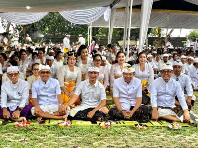 Pemkot Denpasar Sembahyang Pujawali Pura Jagatkarta Gunung Salak