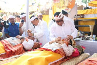 Jaya Negara Ngayah Nyangging pada Metatah Massal Desa Adat Panjer