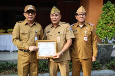 Apel Disipil Pegawai, Wali Kota Jaya Negara Berikan Penghargaan ASN Purna Bakti