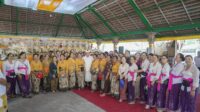 Komitmen kuat dalam mendukung kelestarian adat, agama, tradisi, dan budaya Bali disampaikan oleh Bupati Badung I Wayan Adi Arnawa saat menghadiri rangkaian upacara adat dan keagamaan Ngaben Kinembulan, Ngaben Ngerit, dan Atma Wedana yang dilaksanakan secara gotong royong oleh krama Desa Adat Jagapati, Kecamatan Abiansemal, Badung, Senin (31/08/2026). Acara tersebut turut dihadiri oleh anggota DPRD Provinsi Bali I Made Bawa, Anggota DPRD Badung I Gede Budiyoga, Plt. Camat Abiansemal, Perbekel Jagapati, serta tokoh masyarakat setempat. Dalam sambutannya, Bupati Adi Arnawa mengapresiasi kebersamaan krama Desa Adat Jagapati yang menggelar karya Pitra Yadnya secara massal. Menurutnya, tradisi gotong royong ini menjadi wadah memperkuat persatuan dan rasa nyama braya. “Pelaksanaan karya seperti ini menunjukkan bahwa semangat gotong royong dan kebersamaan masyarakat Bali masih tetap kuat. Selain sebagai bentuk bakti kepada leluhur, karya Pitra Yadnya ini juga menjadi momentum untuk mempererat persatuan serta menjaga nilai-nilai luhur yang telah diwariskan oleh para pendahulu kita,” ujarnya. Adi Arnawa menyatakan bahwa kemajuan ekonomi harus berjalan seiring dengan pelestarian kearifan lokal. Pemkab Badung berkomitmen terus memfasilitasi kegiatan adat melalui APBDes maupun bantuan hibah daerah, namun wajib mematuhi regulasi yang berlaku. “Pemerintah Kabupaten Badung memiliki komitmen yang kuat untuk mendukung kegiatan adat, agama, dan budaya masyarakat. Namun dalam penyaluran bantuan, kita tetap harus mengikuti mekanisme, tahapan, dan aturan yang berlaku agar semuanya berjalan secara transparan, akuntabel, dan tidak menimbulkan persoalan hukum di kemudian hari,” tegasnya. Sementara itu, Manggala Karya sekaligus Ketua Panitia, menjelaskan bahwa Ngaben Ngerit Massal merupakan agenda rutin setiap lima tahun sekali demi efisiensi dan pelestarian adat di tengah modernisasi. Seluruh sarana upakara dikerjakan secara mandiri oleh krama desa. “Pengabenan Ngerit ini merupakan agenda rutin yang dilaksanakan setiap lima tahun sekali dan digerakkan sepenuhnya oleh kesadaran serta semangat gotong royong krama. Seluruh sarana upakara dan uparengga dikerjakan secara mandiri oleh krama desa sebagai wujud kebersamaan,” ungkapnya. Panitia juga memaparkan transparansi dana yang bersumber dari urunan krama sebesar Rp 107.100.000, punia donatur Rp 130.000.000, serta bantuan APBDes senilai Rp 310.000.000. Rangkaian upacara sendiri telah berjalan selama tiga bulan, di mana prosesi Pengaskaran dijadwalkan pada 2 September dan puncak Ngaben pada 3 September 2026. “Harapan kami, tradisi ini tetap dapat diwariskan kepada generasi berikutnya. Di tengah tantangan modernisasi, kita harus mampu mengikuti perkembangan zaman tanpa kehilangan identitas, adat, dan budaya Bali yang menjadi jati diri kita,” pungkasnya.