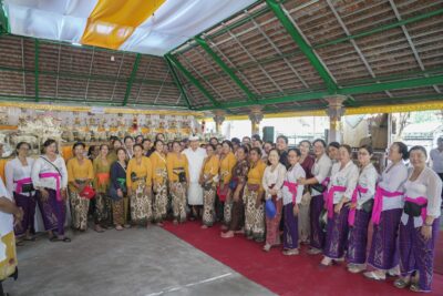 Komitmen kuat dalam mendukung kelestarian adat, agama, tradisi, dan budaya Bali disampaikan oleh Bupati Badung I Wayan Adi Arnawa saat menghadiri rangkaian upacara adat dan keagamaan Ngaben Kinembulan, Ngaben Ngerit, dan Atma Wedana yang dilaksanakan secara gotong royong oleh krama Desa Adat Jagapati, Kecamatan Abiansemal, Badung, Senin (31/08/2026). Acara tersebut turut dihadiri oleh anggota DPRD Provinsi Bali I Made Bawa, Anggota DPRD Badung I Gede Budiyoga, Plt. Camat Abiansemal, Perbekel Jagapati, serta tokoh masyarakat setempat. Dalam sambutannya, Bupati Adi Arnawa mengapresiasi kebersamaan krama Desa Adat Jagapati yang menggelar karya Pitra Yadnya secara massal. Menurutnya, tradisi gotong royong ini menjadi wadah memperkuat persatuan dan rasa nyama braya. “Pelaksanaan karya seperti ini menunjukkan bahwa semangat gotong royong dan kebersamaan masyarakat Bali masih tetap kuat. Selain sebagai bentuk bakti kepada leluhur, karya Pitra Yadnya ini juga menjadi momentum untuk mempererat persatuan serta menjaga nilai-nilai luhur yang telah diwariskan oleh para pendahulu kita,” ujarnya. Adi Arnawa menyatakan bahwa kemajuan ekonomi harus berjalan seiring dengan pelestarian kearifan lokal. Pemkab Badung berkomitmen terus memfasilitasi kegiatan adat melalui APBDes maupun bantuan hibah daerah, namun wajib mematuhi regulasi yang berlaku. “Pemerintah Kabupaten Badung memiliki komitmen yang kuat untuk mendukung kegiatan adat, agama, dan budaya masyarakat. Namun dalam penyaluran bantuan, kita tetap harus mengikuti mekanisme, tahapan, dan aturan yang berlaku agar semuanya berjalan secara transparan, akuntabel, dan tidak menimbulkan persoalan hukum di kemudian hari,” tegasnya. Sementara itu, Manggala Karya sekaligus Ketua Panitia, menjelaskan bahwa Ngaben Ngerit Massal merupakan agenda rutin setiap lima tahun sekali demi efisiensi dan pelestarian adat di tengah modernisasi. Seluruh sarana upakara dikerjakan secara mandiri oleh krama desa. “Pengabenan Ngerit ini merupakan agenda rutin yang dilaksanakan setiap lima tahun sekali dan digerakkan sepenuhnya oleh kesadaran serta semangat gotong royong krama. Seluruh sarana upakara dan uparengga dikerjakan secara mandiri oleh krama desa sebagai wujud kebersamaan,” ungkapnya. Panitia juga memaparkan transparansi dana yang bersumber dari urunan krama sebesar Rp 107.100.000, punia donatur Rp 130.000.000, serta bantuan APBDes senilai Rp 310.000.000. Rangkaian upacara sendiri telah berjalan selama tiga bulan, di mana prosesi Pengaskaran dijadwalkan pada 2 September dan puncak Ngaben pada 3 September 2026. “Harapan kami, tradisi ini tetap dapat diwariskan kepada generasi berikutnya. Di tengah tantangan modernisasi, kita harus mampu mengikuti perkembangan zaman tanpa kehilangan identitas, adat, dan budaya Bali yang menjadi jati diri kita,” pungkasnya.