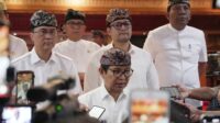 Bupati Badung I Wayan Adi Arnawa menyampaikan penjelasan mengenai Rancangan Perubahan Anggaran Pendapatan dan Belanja Daerah (APBD) Tahun Anggaran 2026 dalam Rapat Paripurna DPRD Kabupaten Badung di Ruang Sidang Utama Gosana, Kantor DPRD Badung, Kamis (03/09/2026). Rapat Paripurna dipimpin langsung oleh Ketua DPRD Kabupaten Badung I Gusti Anom Gumanti dan dihadiri Wakil Bupati Bagus Alit Sucipta, Pimpinan DPRD beserta anggota DPRD Badung, Forkopimda Badung, Sekretaris Daerah, Kepala OPD, Pimpinan Instansi Vertikal, Direksi Perusahaan Daerah, serta Tenaga Ahli DPRD Badung. Bupati Badung menjelaskan bahwa penyusunan Rancangan Perubahan APBD TA 2026 didasarkan pada hasil evaluasi perkembangan yang tidak sesuai dengan asumsi prioritas pembangunan daerah, kerangka ekonomi, maupun keuangan daerah. Penyesuaian ini diambil agar program kerja disisa tahun anggaran berjalan lancar, efektif, efisien, serta memberikan manfaat optimal bagi masyarakat. "Secara umum, belanja daerah mengalami peningkatan. Yang paling penting adalah kita tetap menjaga belanja infrastruktur diposisi yang signifikan. Ini luar biasa sebagai bentuk komitmen bersama antara eksekutif dan legislatif," ujar Adi Arnawa seusai rapat. Pendapatan Daerah pada Rancangan Perubahan APBD TA 2026 dirancang sebesar Rp 10,50 triliun lebih. Angka ini naik Rp 170 miliar lebih atau 1,65% dibandingkan APBD Induk TA 2026 yang sebesar Rp 10,33 triliun lebih. Peningkatan tersebut didukung oleh Pendapatan Asli Daerah (PAD) yang naik menjadi Rp 9.713.977.236.804,00. Sementara, Pendapatan Transfer dirancang Rp 787,82 miliar lebih dan lain-lain pendapatan daerah yang sah sebesar Rp 3 miliar. Di sisi Belanja Daerah, anggaran dirancang sebesar Rp 13.089.787.587.855,00 (Rp13,08 triliun lebih), atau meningkat 13,56% dari APBD Induk. Postur ini terdiri dari Belanja Operasi Rp 6,27 triliun, Belanja Modal Rp 4,82 triliun, Belanja Tidak Terduga Rp 129,09 miar, serta Belanja Transfer Rp 1,86 triliun. Untuk pembiayaan daerah, Penerimaan Pembiayaan bersumber dari SILPA tahun sebelumnya sebesar Rp 1,19 triliun dan Pembiayaan Utang/Pinjaman Daerah sebesar Rp1,97 triliun yang dialokasikan khusus untuk pembangunan jalan. Pemkab Badung memprioritaskan alokasi anggaran pada berbagai sektor vital seperti Pendidikan Inklusif dan Berdaya Saing Rp 723,75 miliar (20,61% dari total belanja), Peningkatan Derajat Kesehatan Rp 399,14 miliar, Pelestarian Adat, Tradisi dan Seni Budaya Rp 312,91 miliar, Penguatan Pengelolaan Persampahan Rp 331,49 miliar. Porsi perhatian terbesar diberikan pada pembangunan infrastruktur terpadu, melalui penyelenggaraan jalan, dialokasikan anggaran mencapai Rp 2,74 triliun. Secara akumulatif, alokasi infrastruktur ini menyerap 59,23% dari total belanja daerah. Langkah responsif ini diambil untuk menyikapi masalah krusial masyarakat, terutama sektor kepariwisataan dan persoalan lalu lintas. "Eksekutif dan legislatif hadir bersama untuk menyikapi berbagai problema di Kabupaten Badung, khususnya penanganan kepariwisataan. Isu infrastruktur, dalam hal ini kemacetan, menjadi isu yang paling sering muncul di media sosial," tegas Wayan Adi Arnawa. Bupati menambahkan bahwa performa APBD ini membuktikan keseriusan pemerintah dalam memberikan solusi nyata di lapangan. "Dari performa APBD ini terlihat jelas bahwa eksekutif dan legislatif berkomitmen menyelesaikan atau meminimalkan permasalahan yang ada dengan memfokuskan anggaran pada pembangunan infrastruktur kepariwisataan," tutupnya.