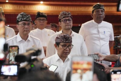 Bupati Badung I Wayan Adi Arnawa menyampaikan penjelasan mengenai Rancangan Perubahan Anggaran Pendapatan dan Belanja Daerah (APBD) Tahun Anggaran 2026 dalam Rapat Paripurna DPRD Kabupaten Badung di Ruang Sidang Utama Gosana, Kantor DPRD Badung, Kamis (03/09/2026). Rapat Paripurna dipimpin langsung oleh Ketua DPRD Kabupaten Badung I Gusti Anom Gumanti dan dihadiri Wakil Bupati Bagus Alit Sucipta, Pimpinan DPRD beserta anggota DPRD Badung, Forkopimda Badung, Sekretaris Daerah, Kepala OPD, Pimpinan Instansi Vertikal, Direksi Perusahaan Daerah, serta Tenaga Ahli DPRD Badung. Bupati Badung menjelaskan bahwa penyusunan Rancangan Perubahan APBD TA 2026 didasarkan pada hasil evaluasi perkembangan yang tidak sesuai dengan asumsi prioritas pembangunan daerah, kerangka ekonomi, maupun keuangan daerah. Penyesuaian ini diambil agar program kerja disisa tahun anggaran berjalan lancar, efektif, efisien, serta memberikan manfaat optimal bagi masyarakat. "Secara umum, belanja daerah mengalami peningkatan. Yang paling penting adalah kita tetap menjaga belanja infrastruktur diposisi yang signifikan. Ini luar biasa sebagai bentuk komitmen bersama antara eksekutif dan legislatif," ujar Adi Arnawa seusai rapat. Pendapatan Daerah pada Rancangan Perubahan APBD TA 2026 dirancang sebesar Rp 10,50 triliun lebih. Angka ini naik Rp 170 miliar lebih atau 1,65% dibandingkan APBD Induk TA 2026 yang sebesar Rp 10,33 triliun lebih. Peningkatan tersebut didukung oleh Pendapatan Asli Daerah (PAD) yang naik menjadi Rp 9.713.977.236.804,00. Sementara, Pendapatan Transfer dirancang Rp 787,82 miliar lebih dan lain-lain pendapatan daerah yang sah sebesar Rp 3 miliar. Di sisi Belanja Daerah, anggaran dirancang sebesar Rp 13.089.787.587.855,00 (Rp13,08 triliun lebih), atau meningkat 13,56% dari APBD Induk. Postur ini terdiri dari Belanja Operasi Rp 6,27 triliun, Belanja Modal Rp 4,82 triliun, Belanja Tidak Terduga Rp 129,09 miar, serta Belanja Transfer Rp 1,86 triliun. Untuk pembiayaan daerah, Penerimaan Pembiayaan bersumber dari SILPA tahun sebelumnya sebesar Rp 1,19 triliun dan Pembiayaan Utang/Pinjaman Daerah sebesar Rp1,97 triliun yang dialokasikan khusus untuk pembangunan jalan. Pemkab Badung memprioritaskan alokasi anggaran pada berbagai sektor vital seperti Pendidikan Inklusif dan Berdaya Saing Rp 723,75 miliar (20,61% dari total belanja), Peningkatan Derajat Kesehatan Rp 399,14 miliar, Pelestarian Adat, Tradisi dan Seni Budaya Rp 312,91 miliar, Penguatan Pengelolaan Persampahan Rp 331,49 miliar. Porsi perhatian terbesar diberikan pada pembangunan infrastruktur terpadu, melalui penyelenggaraan jalan, dialokasikan anggaran mencapai Rp 2,74 triliun. Secara akumulatif, alokasi infrastruktur ini menyerap 59,23% dari total belanja daerah. Langkah responsif ini diambil untuk menyikapi masalah krusial masyarakat, terutama sektor kepariwisataan dan persoalan lalu lintas. "Eksekutif dan legislatif hadir bersama untuk menyikapi berbagai problema di Kabupaten Badung, khususnya penanganan kepariwisataan. Isu infrastruktur, dalam hal ini kemacetan, menjadi isu yang paling sering muncul di media sosial," tegas Wayan Adi Arnawa. Bupati menambahkan bahwa performa APBD ini membuktikan keseriusan pemerintah dalam memberikan solusi nyata di lapangan. "Dari performa APBD ini terlihat jelas bahwa eksekutif dan legislatif berkomitmen menyelesaikan atau meminimalkan permasalahan yang ada dengan memfokuskan anggaran pada pembangunan infrastruktur kepariwisataan," tutupnya.