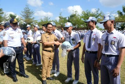 Tanamkan Budaya Tertib Lalu Lintas, Adi Arnawa Bagi-Bagi Helm di SMAN 2 Abiansemal