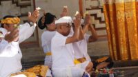 Bertepatan Purnama Kasa, DPRD Bali Gelar Piodalan di Pura Dharma Praja Udiana