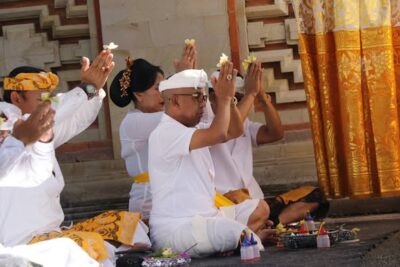 Bertepatan Purnama Kasa, DPRD Bali Gelar Piodalan di Pura Dharma Praja Udiana