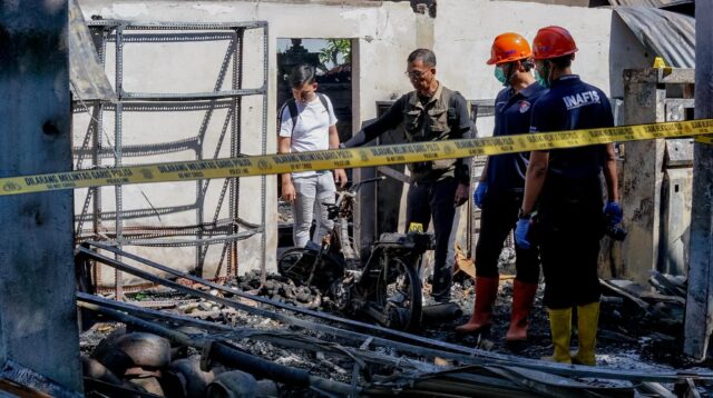 Tinjau Langsung Korban Kebakaran di Tejakula, Wabup Supriatna Tekankan Kewaspadaan