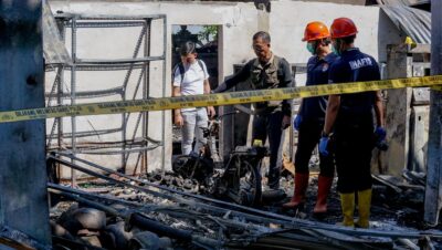 Tinjau Langsung Korban Kebakaran di Tejakula, Wabup Supriatna Tekankan Kewaspadaan