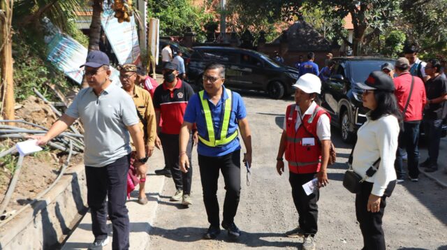 Bupati Sutjidra Tinjau Progres Peningkatan Jalan Menuju Pura Pingit di Desa Bulian