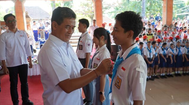 HUT ke-81 PMI: Wakil Bupati Buleleng Lantik Anggota PMR, Wujudkan Generasi Tangguh yang Peduli dan Bergerak
